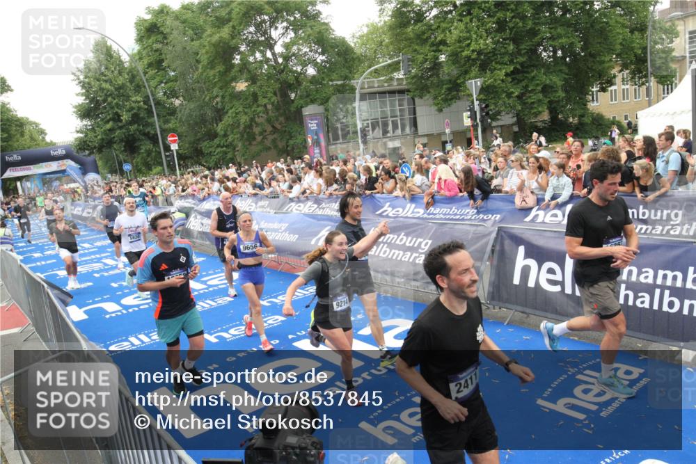 29.06.2025 - hella hamburg halbmarathon Michael Strokosch http://msf.ph/oto/8537845 29.06.2025 10:51:31 Ziel  meine-sportfotos.de