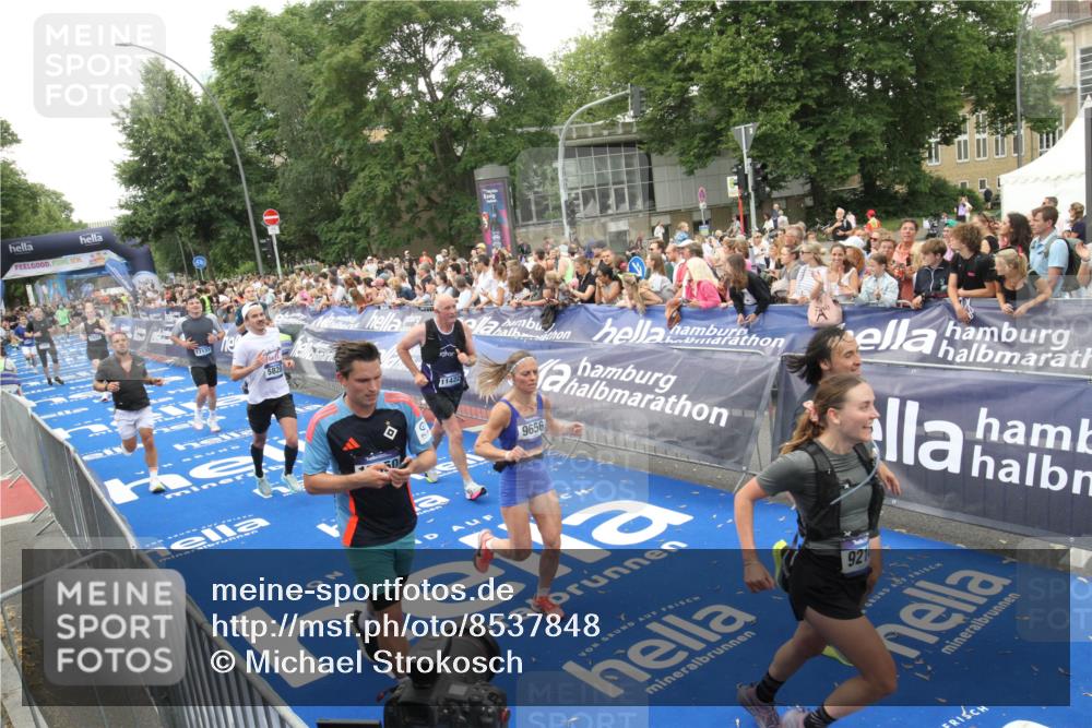 29.06.2025 - hella hamburg halbmarathon Michael Strokosch http://msf.ph/oto/8537848 29.06.2025 10:51:32 Ziel  meine-sportfotos.de