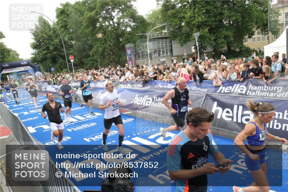 29.06.2025 - hella hamburg halbmarathon Michael Strokosch http://msf.ph/oto/8537852 29.06.2025 10:51:32 Ziel  meine-sportfotos.de