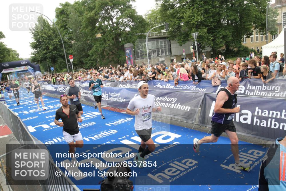 29.06.2025 - hella hamburg halbmarathon Michael Strokosch http://msf.ph/oto/8537854 29.06.2025 10:51:33 Ziel  meine-sportfotos.de