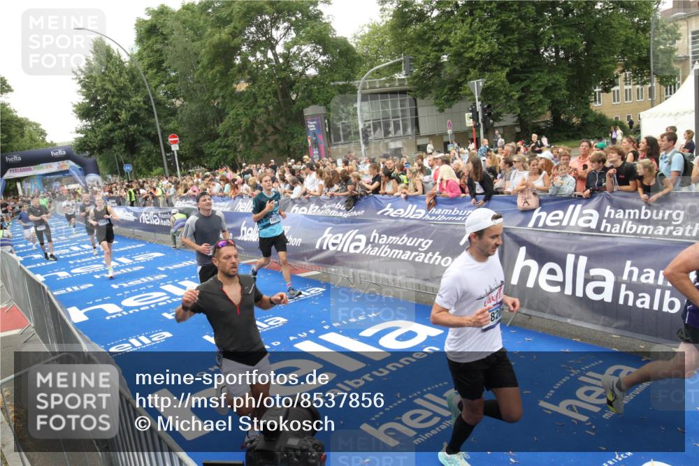 29.06.2025 - hella hamburg halbmarathon Michael Strokosch http://msf.ph/oto/8537856 29.06.2025 10:51:33 Ziel  meine-sportfotos.de
