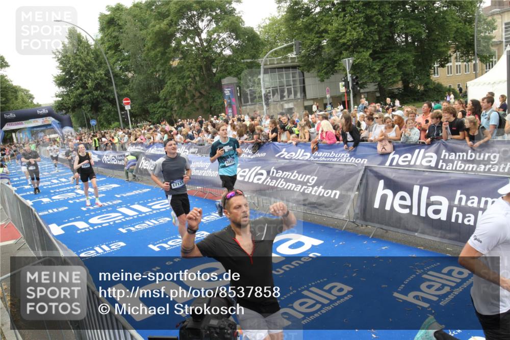 29.06.2025 - hella hamburg halbmarathon Michael Strokosch http://msf.ph/oto/8537858 29.06.2025 10:51:33 Ziel  meine-sportfotos.de