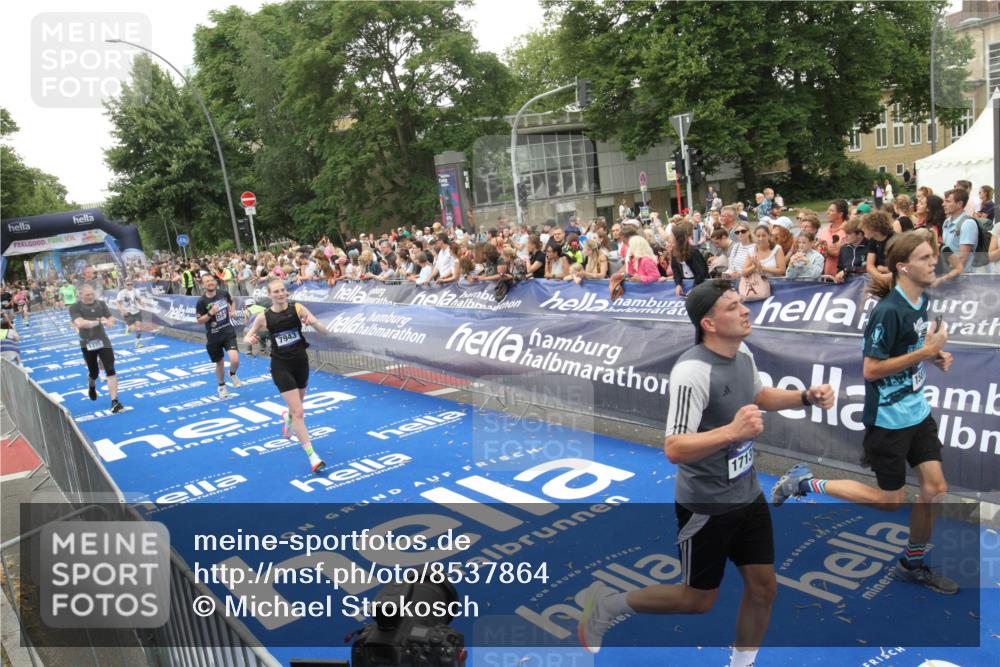 29.06.2025 - hella hamburg halbmarathon Michael Strokosch http://msf.ph/oto/8537864 29.06.2025 10:51:35 Ziel  meine-sportfotos.de