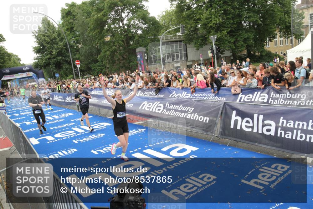 29.06.2025 - hella hamburg halbmarathon Michael Strokosch http://msf.ph/oto/8537865 29.06.2025 10:51:35 Ziel  meine-sportfotos.de