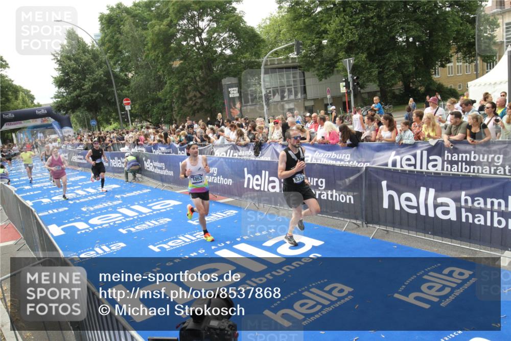 29.06.2025 - hella hamburg halbmarathon Michael Strokosch http://msf.ph/oto/8537868 29.06.2025 10:33:42 Ziel  meine-sportfotos.de