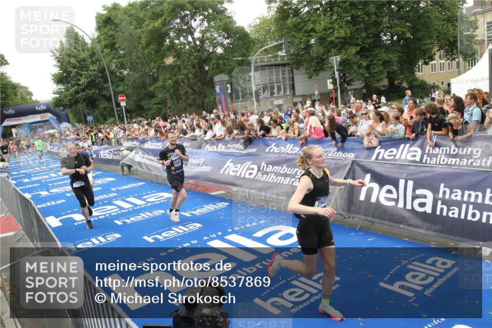 29.06.2025 - hella hamburg halbmarathon Michael Strokosch http://msf.ph/oto/8537869 29.06.2025 10:51:36 Ziel  meine-sportfotos.de