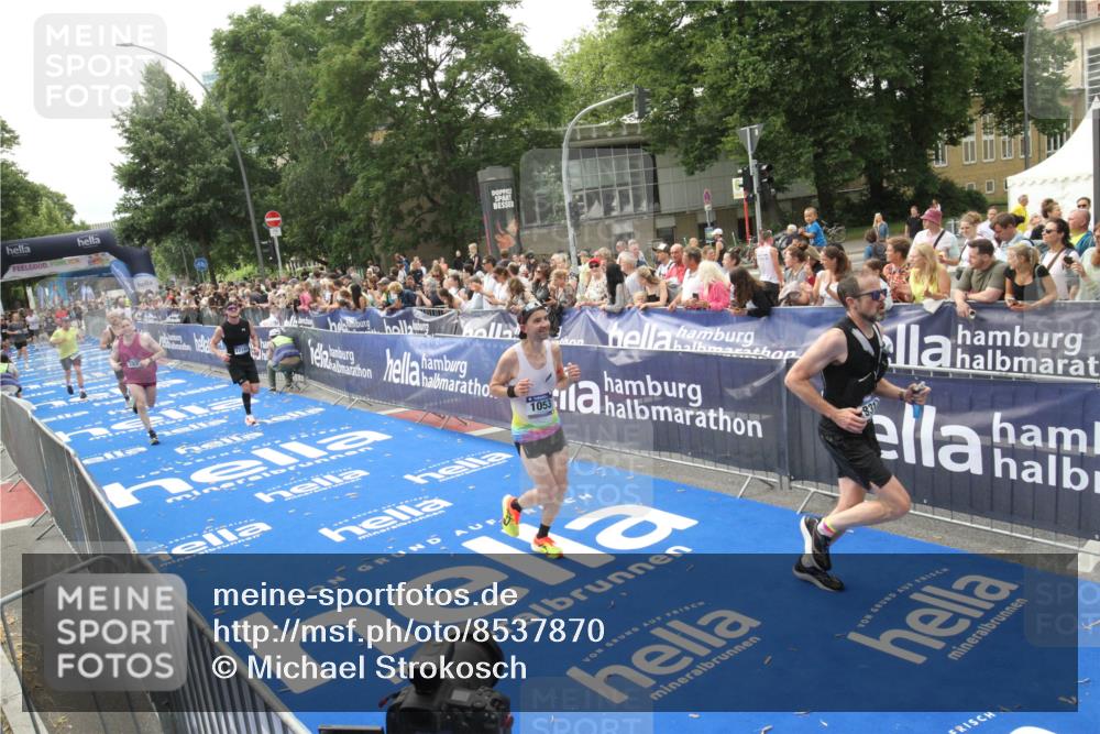 29.06.2025 - hella hamburg halbmarathon Michael Strokosch http://msf.ph/oto/8537870 29.06.2025 10:33:43 Ziel  meine-sportfotos.de
