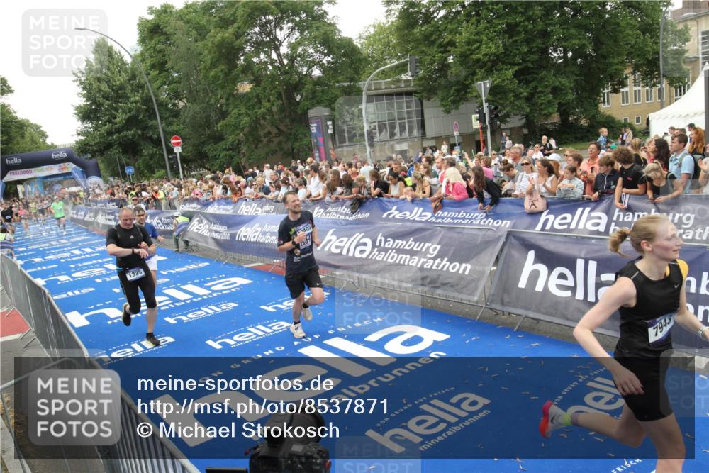 29.06.2025 - hella hamburg halbmarathon Michael Strokosch http://msf.ph/oto/8537871 29.06.2025 10:51:36 Ziel  meine-sportfotos.de