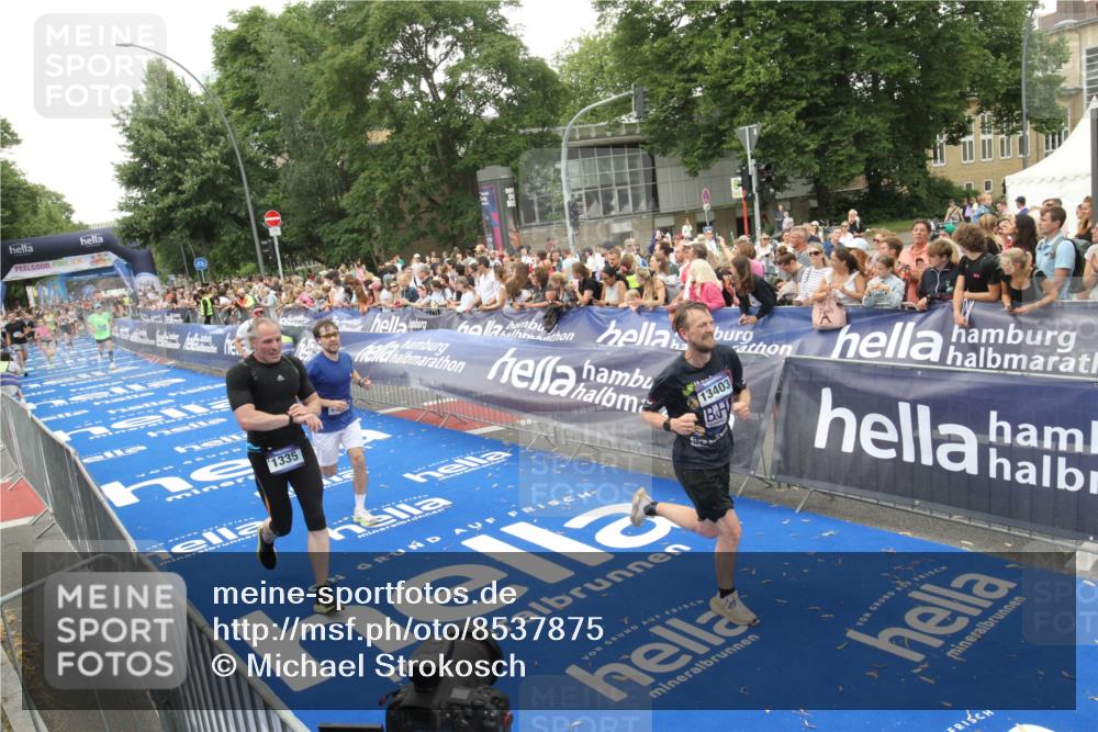 29.06.2025 - hella hamburg halbmarathon Michael Strokosch http://msf.ph/oto/8537875 29.06.2025 10:51:37 Ziel  meine-sportfotos.de