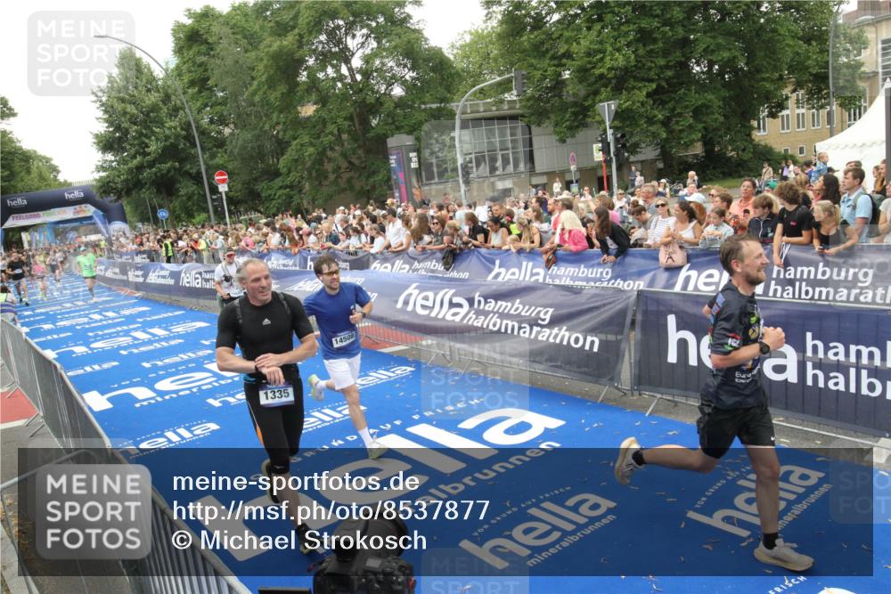 29.06.2025 - hella hamburg halbmarathon Michael Strokosch http://msf.ph/oto/8537877 29.06.2025 10:51:37 Ziel  meine-sportfotos.de
