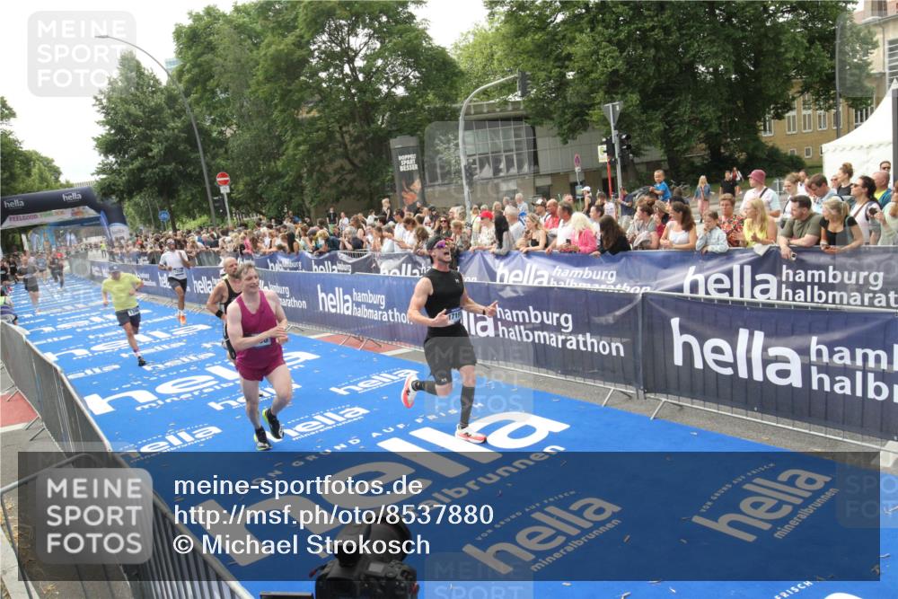 29.06.2025 - hella hamburg halbmarathon Michael Strokosch http://msf.ph/oto/8537880 29.06.2025 10:33:44 Ziel  meine-sportfotos.de