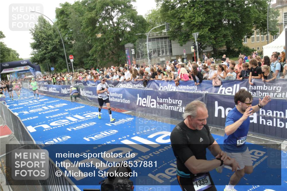 29.06.2025 - hella hamburg halbmarathon Michael Strokosch http://msf.ph/oto/8537881 29.06.2025 10:51:38 Ziel  meine-sportfotos.de