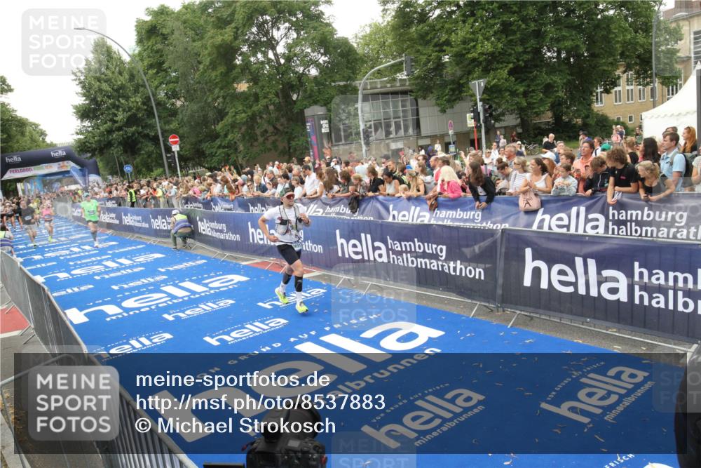 29.06.2025 - hella hamburg halbmarathon Michael Strokosch http://msf.ph/oto/8537883 29.06.2025 10:51:38 Ziel  meine-sportfotos.de