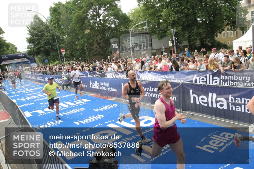 29.06.2025 - hella hamburg halbmarathon Michael Strokosch http://msf.ph/oto/8537886 29.06.2025 10:33:45 Ziel  meine-sportfotos.de