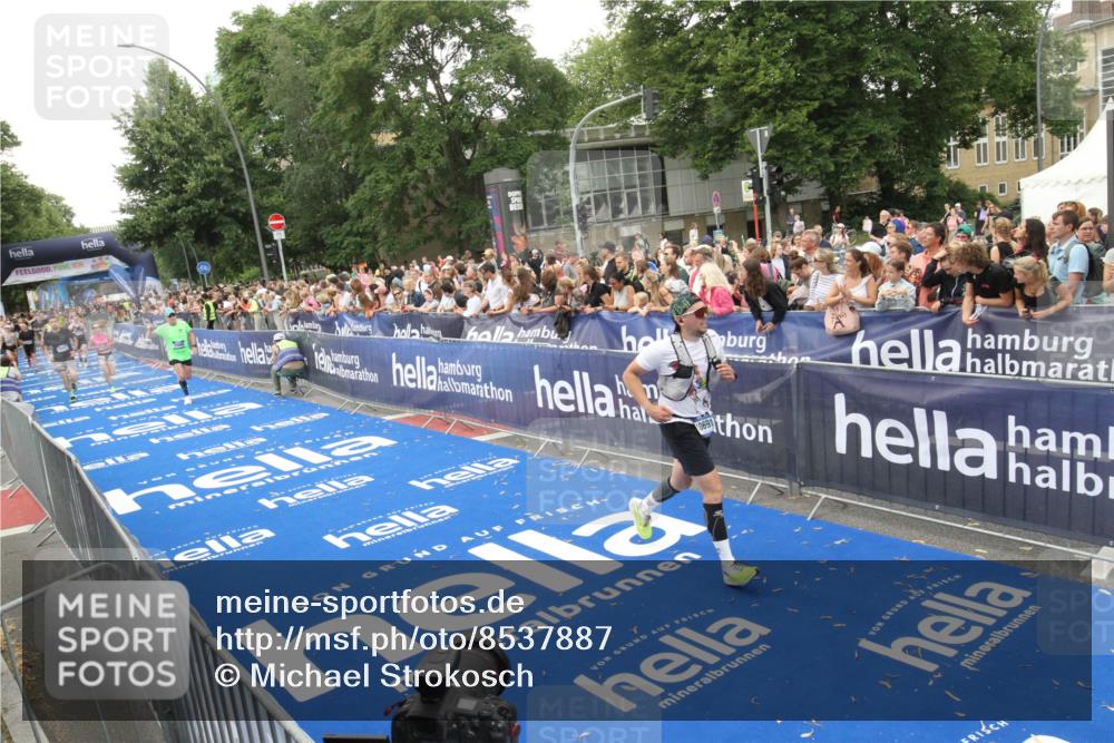 29.06.2025 - hella hamburg halbmarathon Michael Strokosch http://msf.ph/oto/8537887 29.06.2025 10:51:39 Ziel  meine-sportfotos.de