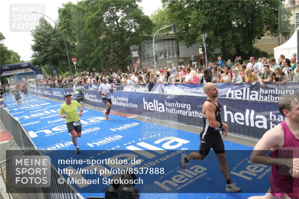 29.06.2025 - hella hamburg halbmarathon Michael Strokosch http://msf.ph/oto/8537888 29.06.2025 10:33:46 Ziel  meine-sportfotos.de