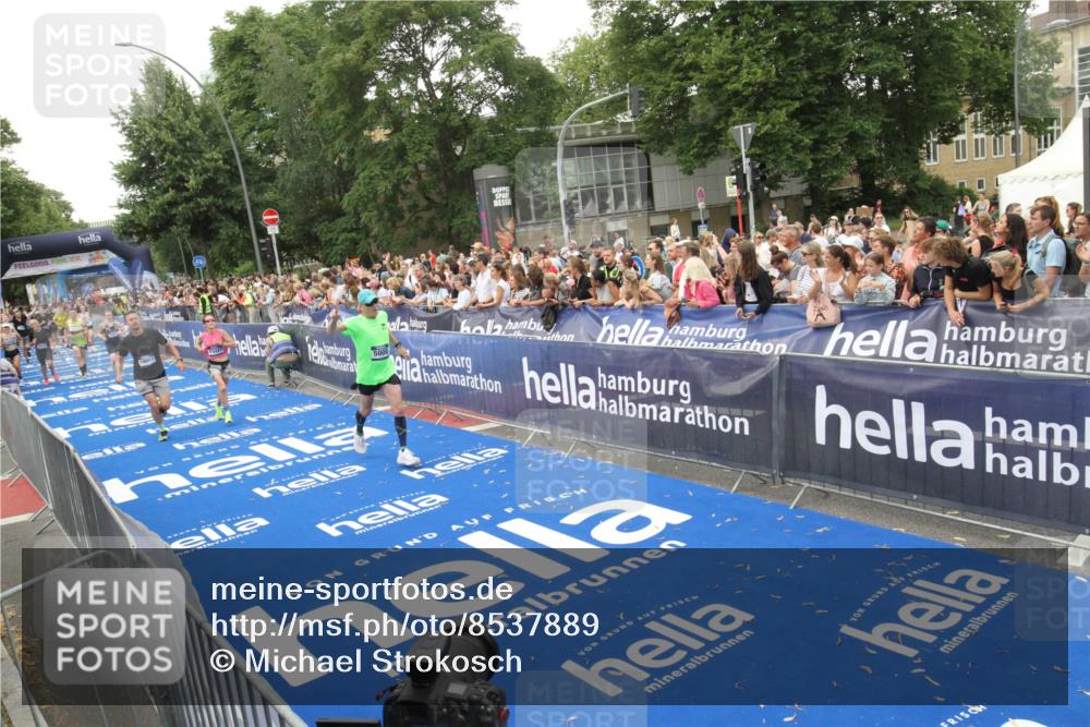 29.06.2025 - hella hamburg halbmarathon Michael Strokosch http://msf.ph/oto/8537889 29.06.2025 10:51:42 Ziel  meine-sportfotos.de