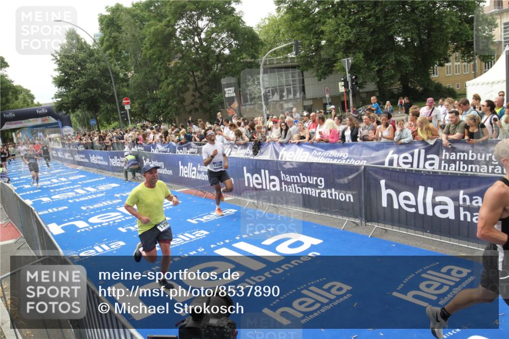 29.06.2025 - hella hamburg halbmarathon Michael Strokosch http://msf.ph/oto/8537890 29.06.2025 10:33:46 Ziel  meine-sportfotos.de