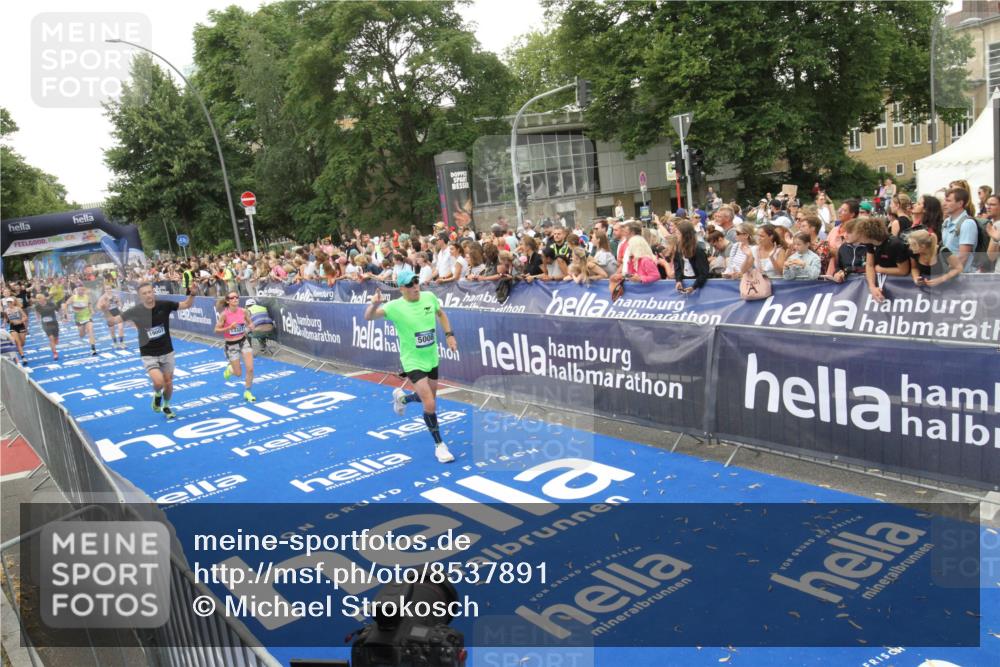 29.06.2025 - hella hamburg halbmarathon Michael Strokosch http://msf.ph/oto/8537891 29.06.2025 10:51:42 Ziel  meine-sportfotos.de