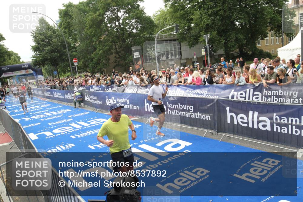 29.06.2025 - hella hamburg halbmarathon Michael Strokosch http://msf.ph/oto/8537892 29.06.2025 10:33:46 Ziel  meine-sportfotos.de