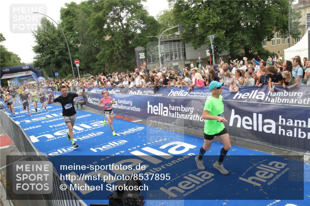 29.06.2025 - hella hamburg halbmarathon Michael Strokosch http://msf.ph/oto/8537895 29.06.2025 10:51:43 Ziel  meine-sportfotos.de