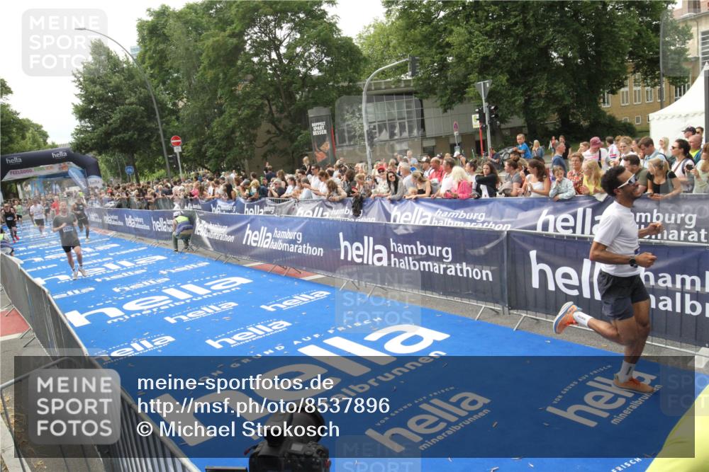 29.06.2025 - hella hamburg halbmarathon Michael Strokosch http://msf.ph/oto/8537896 29.06.2025 10:33:47 Ziel  meine-sportfotos.de
