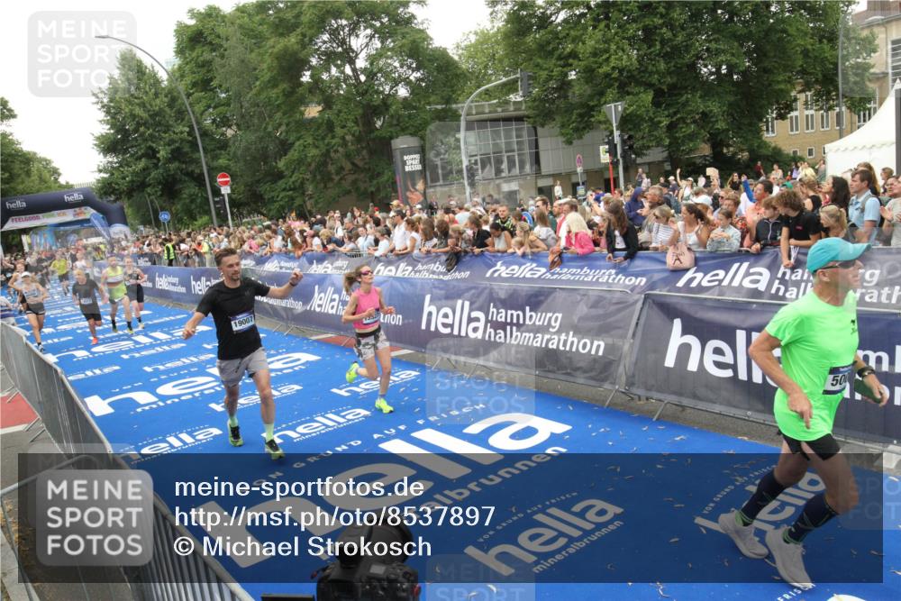 29.06.2025 - hella hamburg halbmarathon Michael Strokosch http://msf.ph/oto/8537897 29.06.2025 10:51:43 Ziel  meine-sportfotos.de