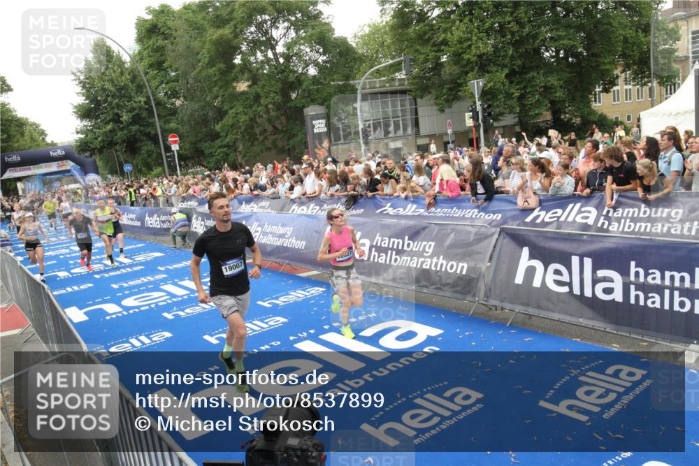 29.06.2025 - hella hamburg halbmarathon Michael Strokosch http://msf.ph/oto/8537899 29.06.2025 10:51:44 Ziel  meine-sportfotos.de