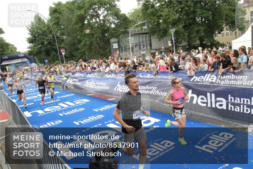 29.06.2025 - hella hamburg halbmarathon Michael Strokosch http://msf.ph/oto/8537901 29.06.2025 10:51:44 Ziel  meine-sportfotos.de