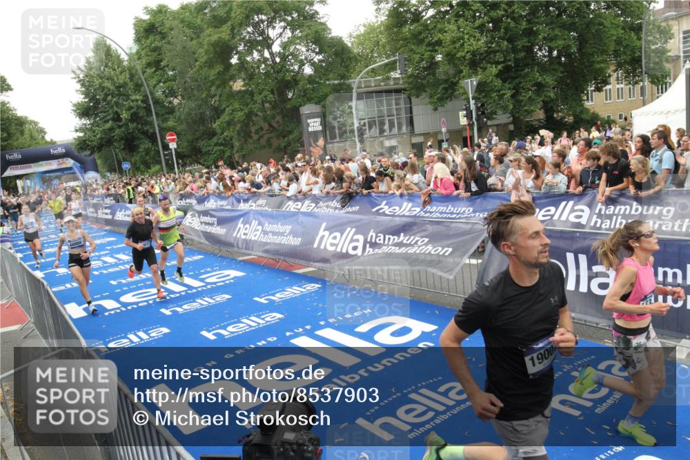 29.06.2025 - hella hamburg halbmarathon Michael Strokosch http://msf.ph/oto/8537903 29.06.2025 10:51:44 Ziel  meine-sportfotos.de