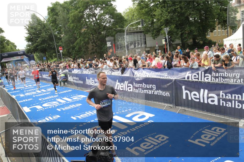 29.06.2025 - hella hamburg halbmarathon Michael Strokosch http://msf.ph/oto/8537904 29.06.2025 10:33:49 Ziel  meine-sportfotos.de