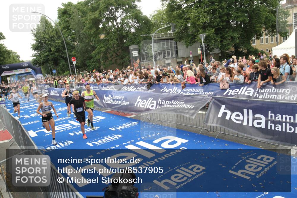 29.06.2025 - hella hamburg halbmarathon Michael Strokosch http://msf.ph/oto/8537905 29.06.2025 10:51:45 Ziel  meine-sportfotos.de