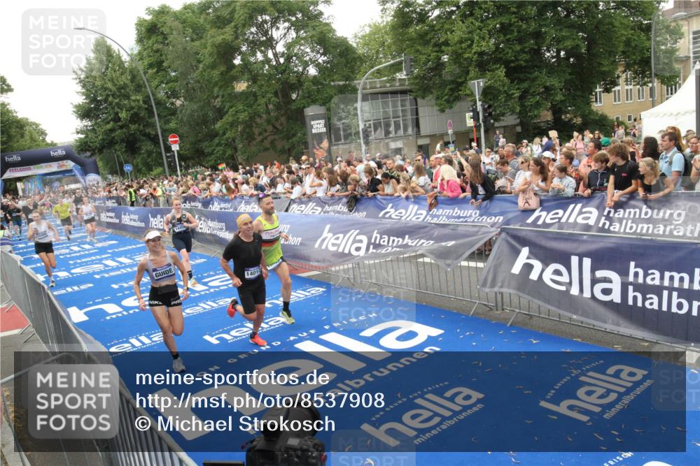 29.06.2025 - hella hamburg halbmarathon Michael Strokosch http://msf.ph/oto/8537908 29.06.2025 10:51:45 Ziel  meine-sportfotos.de