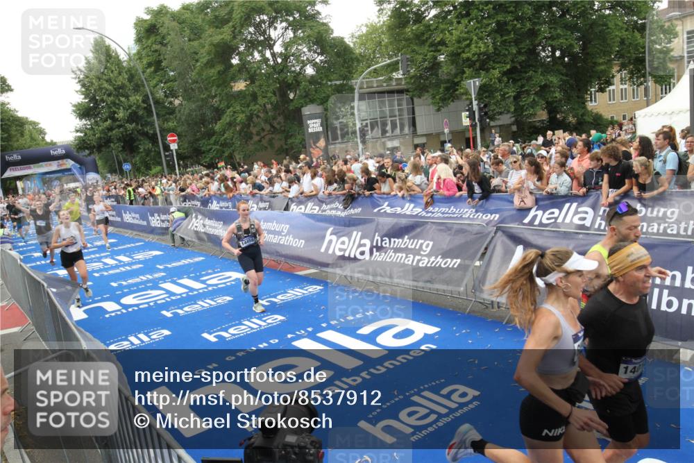 29.06.2025 - hella hamburg halbmarathon Michael Strokosch http://msf.ph/oto/8537912 29.06.2025 10:51:46 Ziel  meine-sportfotos.de