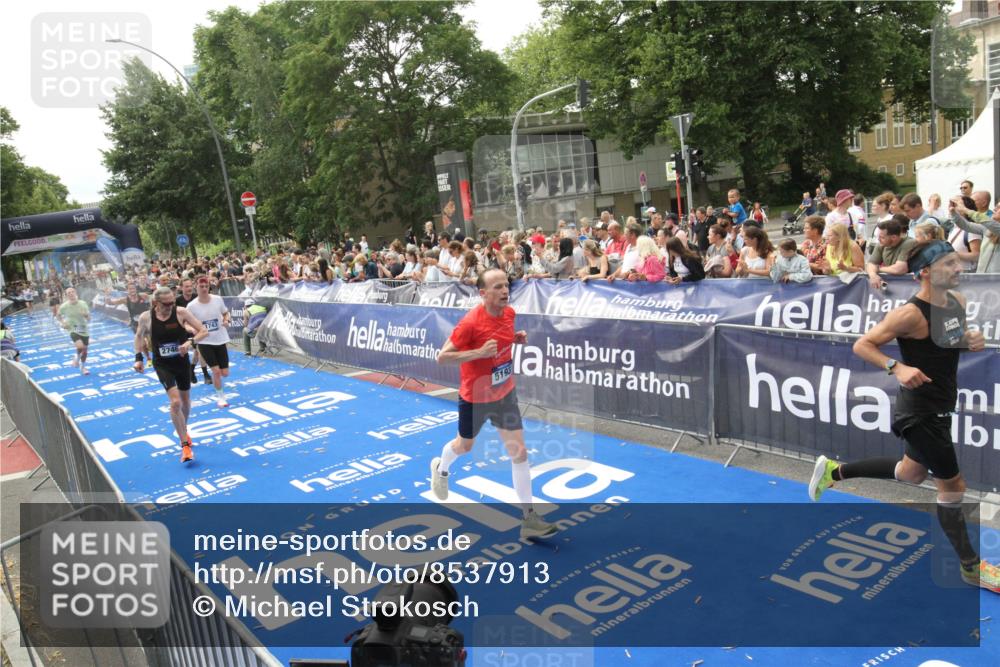29.06.2025 - hella hamburg halbmarathon Michael Strokosch http://msf.ph/oto/8537913 29.06.2025 10:33:52 Ziel  meine-sportfotos.de