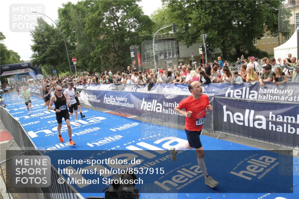 29.06.2025 - hella hamburg halbmarathon Michael Strokosch http://msf.ph/oto/8537915 29.06.2025 10:33:52 Ziel  meine-sportfotos.de