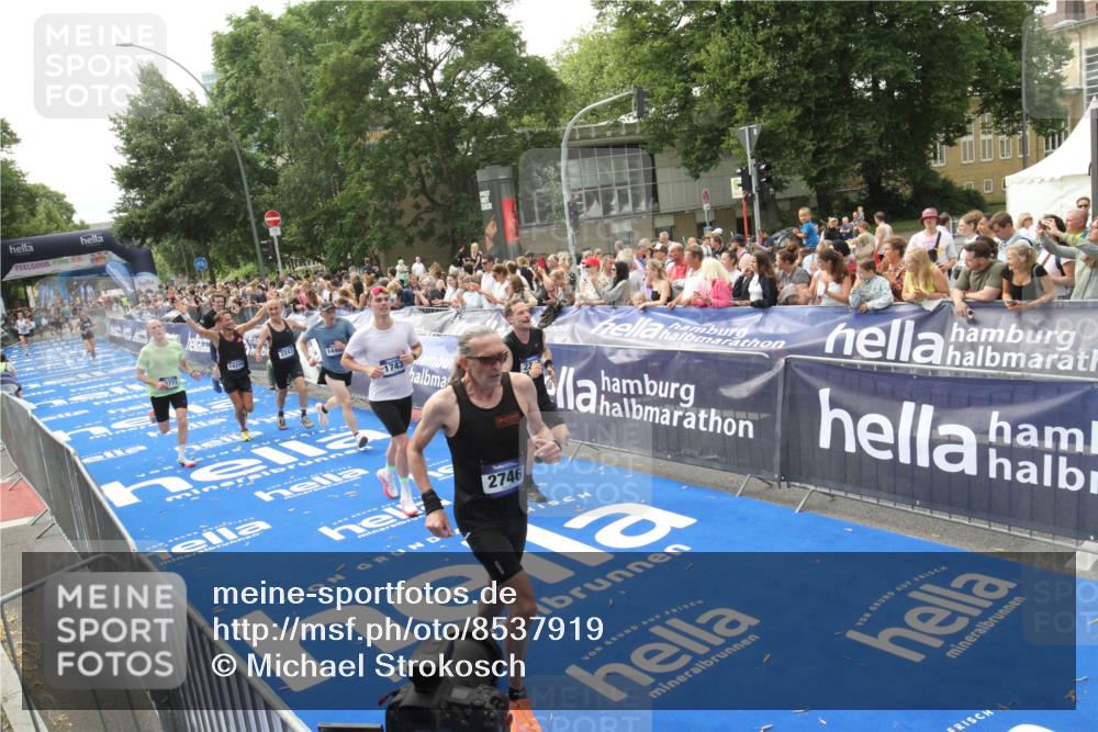 29.06.2025 - hella hamburg halbmarathon Michael Strokosch http://msf.ph/oto/8537919 29.06.2025 10:33:53 Ziel  meine-sportfotos.de