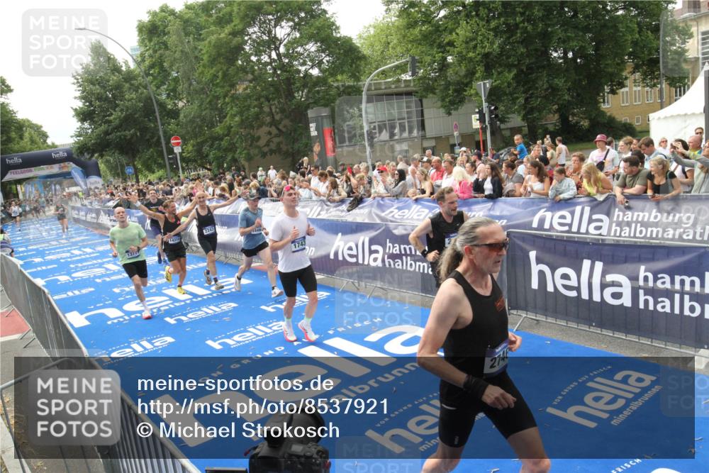 29.06.2025 - hella hamburg halbmarathon Michael Strokosch http://msf.ph/oto/8537921 29.06.2025 10:33:54 Ziel  meine-sportfotos.de