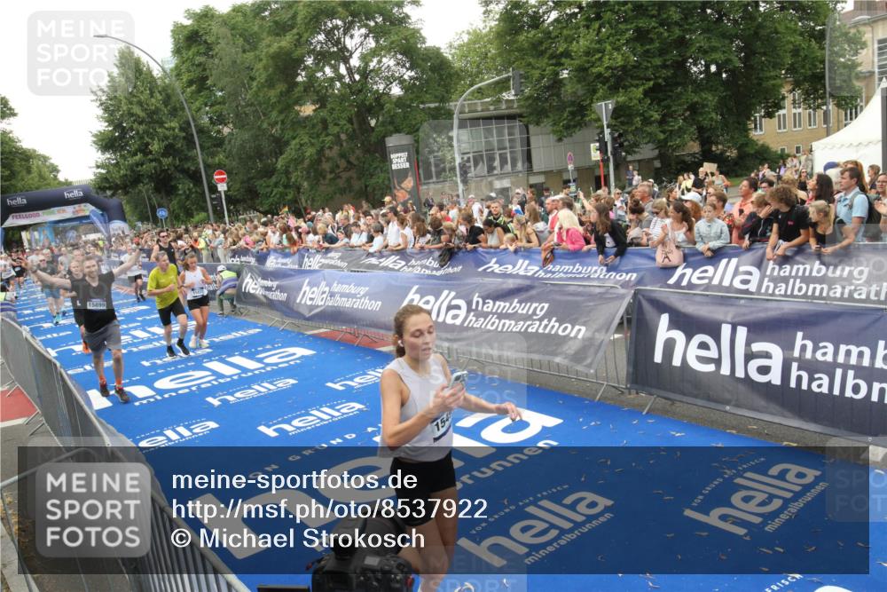 29.06.2025 - hella hamburg halbmarathon Michael Strokosch http://msf.ph/oto/8537922 29.06.2025 10:51:48 Ziel  meine-sportfotos.de