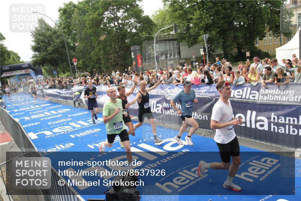 29.06.2025 - hella hamburg halbmarathon Michael Strokosch http://msf.ph/oto/8537926 29.06.2025 10:33:55 Ziel  meine-sportfotos.de