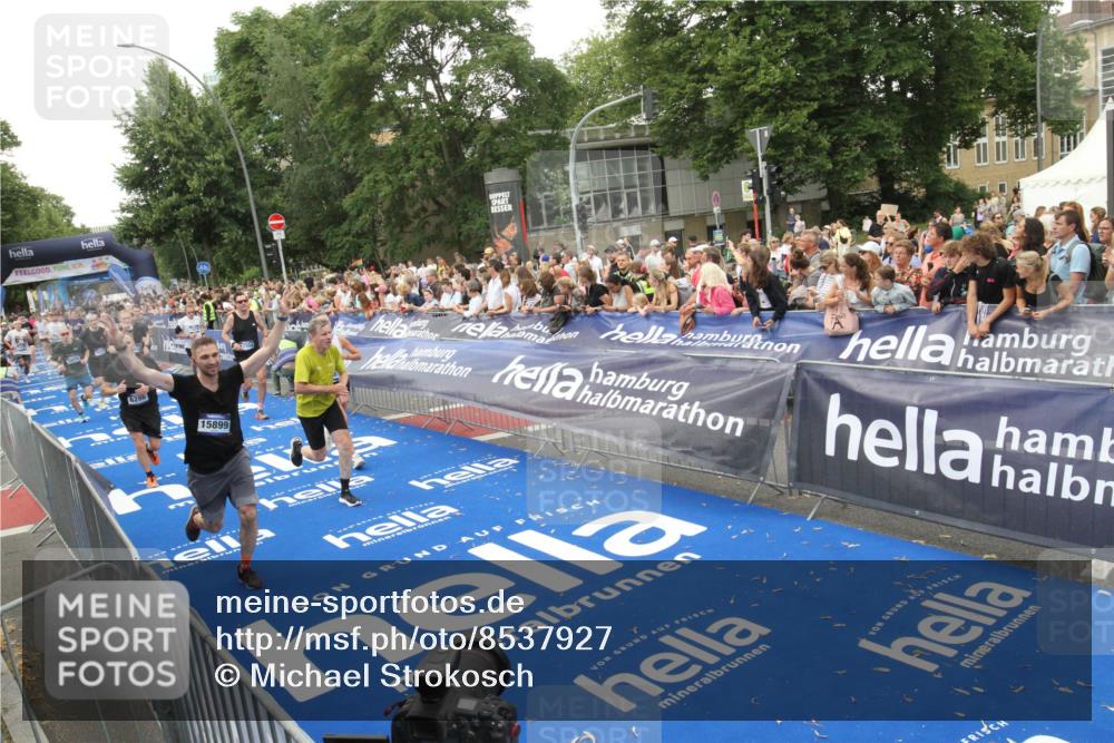 29.06.2025 - hella hamburg halbmarathon Michael Strokosch http://msf.ph/oto/8537927 29.06.2025 10:51:49 Ziel  meine-sportfotos.de