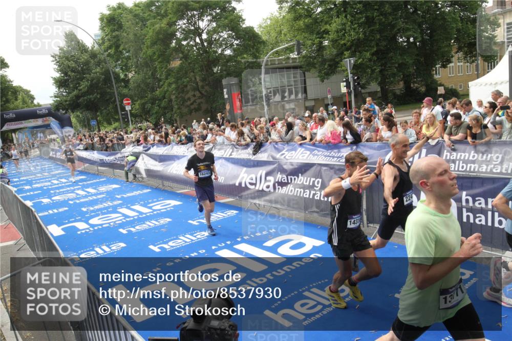 29.06.2025 - hella hamburg halbmarathon Michael Strokosch http://msf.ph/oto/8537930 29.06.2025 10:33:55 Ziel  meine-sportfotos.de