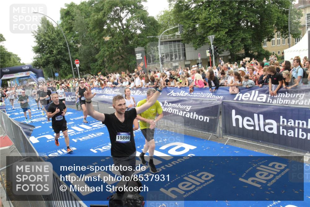 29.06.2025 - hella hamburg halbmarathon Michael Strokosch http://msf.ph/oto/8537931 29.06.2025 10:51:49 Ziel  meine-sportfotos.de