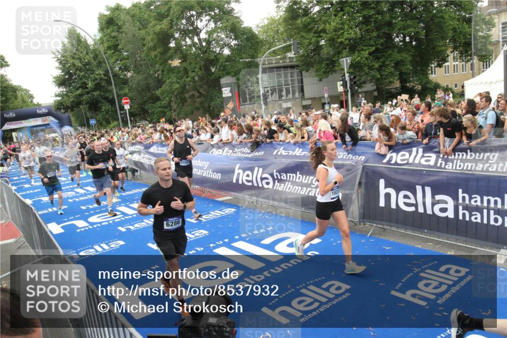 29.06.2025 - hella hamburg halbmarathon Michael Strokosch http://msf.ph/oto/8537932 29.06.2025 10:51:50 Ziel  meine-sportfotos.de