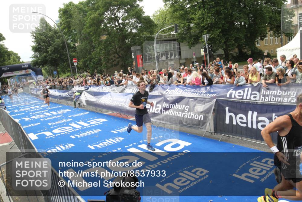 29.06.2025 - hella hamburg halbmarathon Michael Strokosch http://msf.ph/oto/8537933 29.06.2025 10:33:56 Ziel  meine-sportfotos.de
