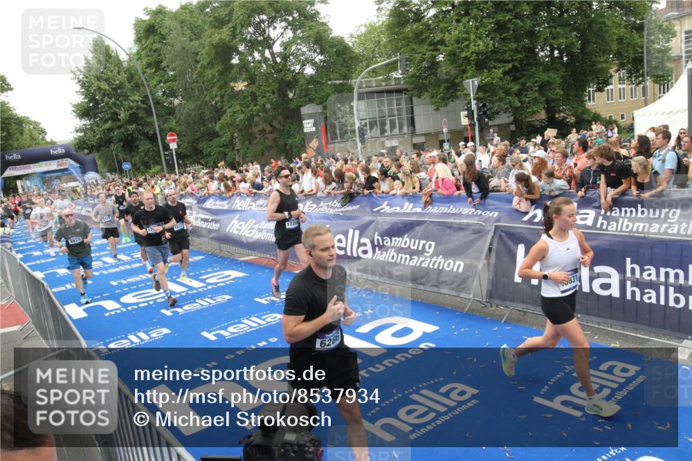 29.06.2025 - hella hamburg halbmarathon Michael Strokosch http://msf.ph/oto/8537934 29.06.2025 10:51:51 Ziel  meine-sportfotos.de