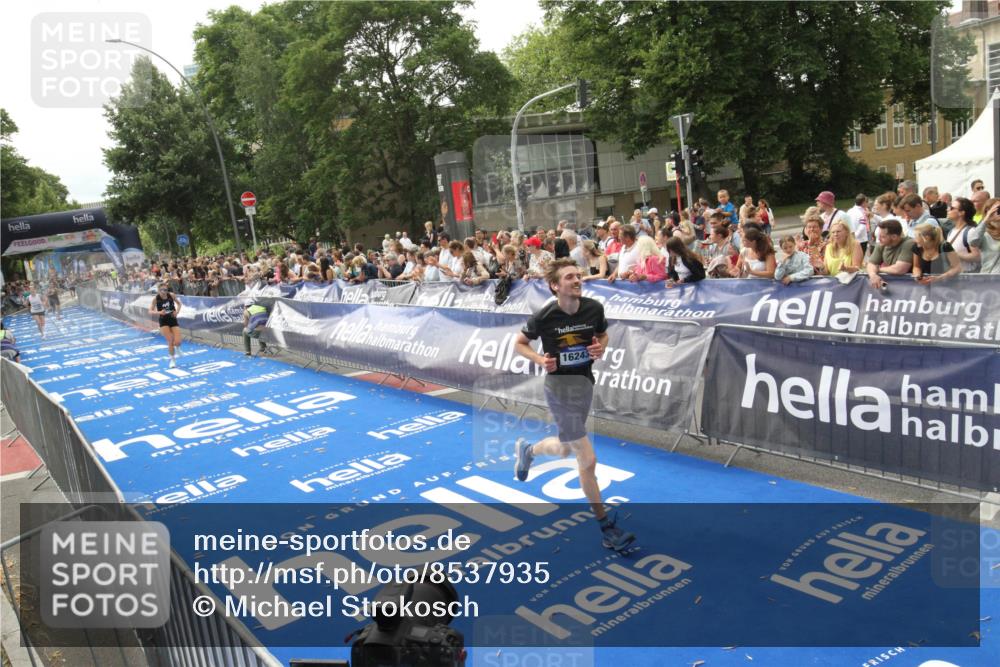 29.06.2025 - hella hamburg halbmarathon Michael Strokosch http://msf.ph/oto/8537935 29.06.2025 10:33:56 Ziel  meine-sportfotos.de