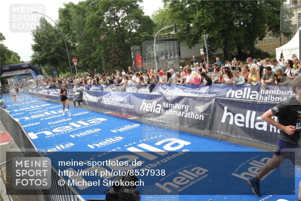 29.06.2025 - hella hamburg halbmarathon Michael Strokosch http://msf.ph/oto/8537938 29.06.2025 10:33:57 Ziel  meine-sportfotos.de