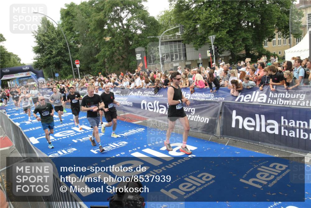 29.06.2025 - hella hamburg halbmarathon Michael Strokosch http://msf.ph/oto/8537939 29.06.2025 10:51:51 Ziel  meine-sportfotos.de