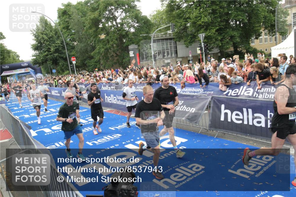 29.06.2025 - hella hamburg halbmarathon Michael Strokosch http://msf.ph/oto/8537943 29.06.2025 10:51:52 Ziel  meine-sportfotos.de